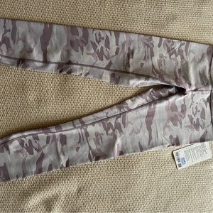 Wunder Under HR Tight 25” purple camo size 6 nwt